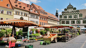Deutscher Wochenmarkt mit Ständen für Blumen, Obst, Gemüse usw.