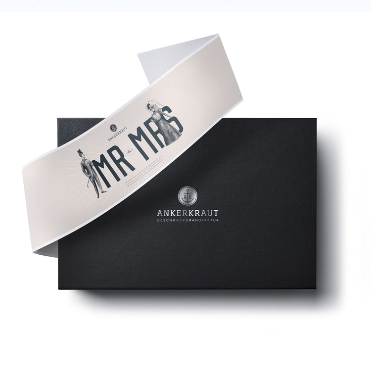 Premium Hochzeit Geschenk-Box aus schwarzem Karton mit diagonaler Banderole.