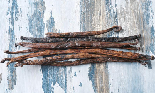 Getrocknete Vanilleschoten auf einem Holzbrett