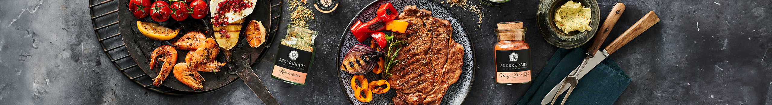 Mit Grillgewürzen veredelte Speisen, auf Tellern angerichtet und flankiert von Korkengläsern.