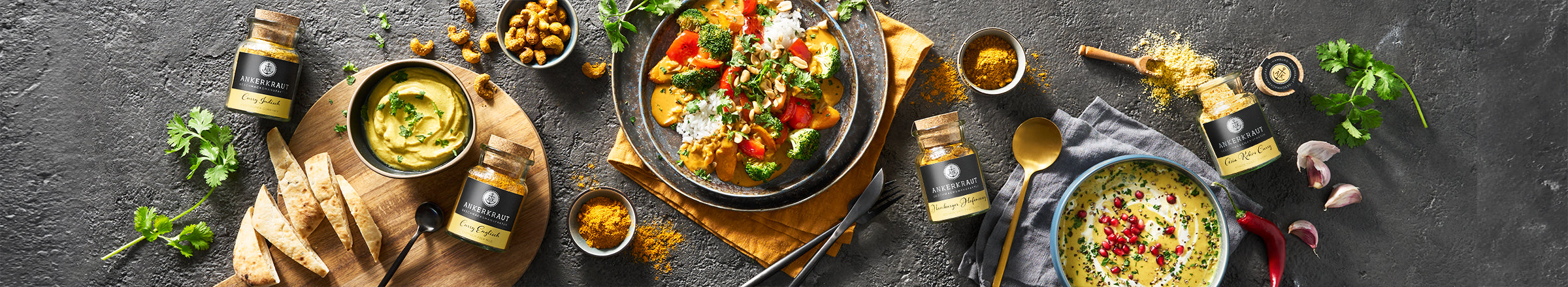Ein Teller mit leckerem Pineapple Curry und Reis, umrandet von Korkengläsern mit Ankerkraut Curry Gewürzen.