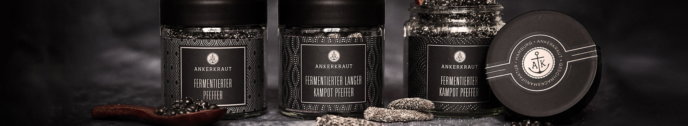 Ankerkraut Korkengläser mit feurigem Pfeffer, aufgereiht zwischen frischen Limetten und Zweigen.