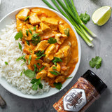 Scharfe Braut neben Hähnchencurry und Reis