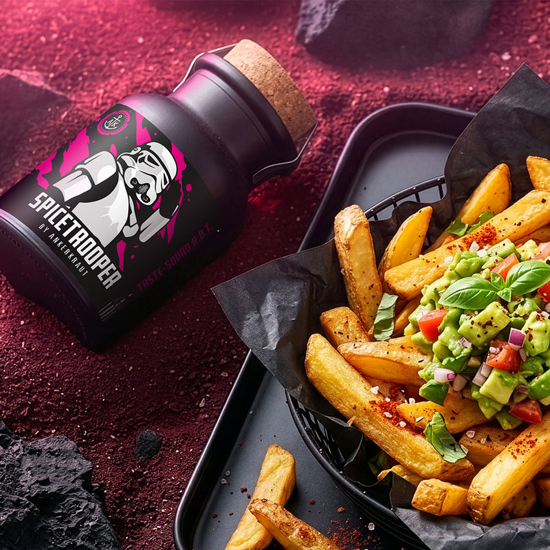 Loaded Fries neben Korkenglas