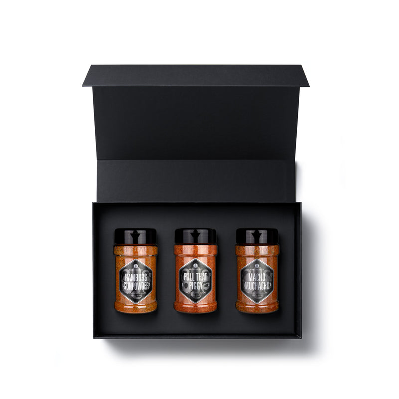 Bbq Rubs Geschenk-Box aus schwarzem Karton mit geöffnetem Deckel und Blick auf Inhalt.
