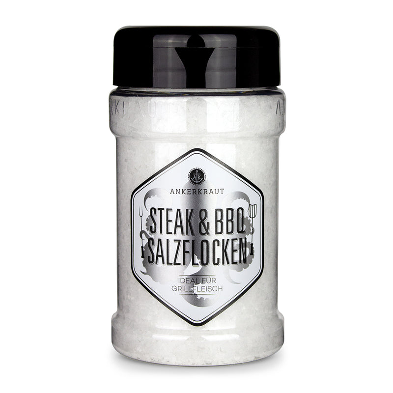 Ankerkraut Salzflocken im Gewürzstreuer vor weißem Hintergrund.