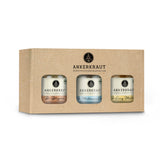 Frontalansicht des Ankerkraut BIO Trios mit Bolognese, Curry Madras und mediteranem Salz Korkengläsern in einer Box aus Pappe.