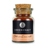 Chili Con Carne Gewürz von Ankerkraut im Korkenglas auf weißem Hintergrund.