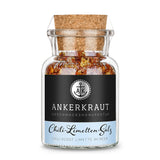 Chili Limetten Salz von Ankerkraut im Korkenglas auf weißem Hintergrund.