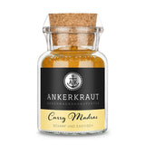 Curry Madras Gewürz von Ankerkraut im Korkenglas auf weißem Hintergrund.