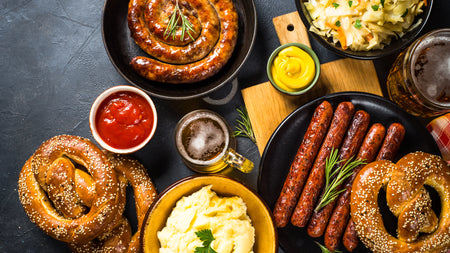 Topview Tisch mit Wurst, Bier, Bratwürsten und Kartoffelnpürree.
