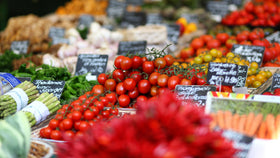 Nahaufnahme Gemüsemarktstand mit Tomaten, Möhren und Spargel.