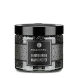 Fermentierter Kampot Pfeffer von Ankerkraut im großen Tiegel auf weißem Hintergrund.