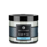 Fleur De Sel von Ankerkraut im Tiegel auf weißem Hintergrund.