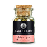 Grüne Jalapenos von Ankerkraut im Korkenglas auf weißem Hintergrund.