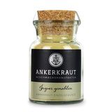 Ingwer Gewürz von Ankerkraut im Korkenglas auf weißem Hintergrund.