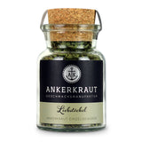 Liebstöckel Gewürz von Ankerkraut im Korkenglas auf weißem Hintergrund.