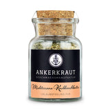 Mediterrane Kräuterbutter von Ankerkraut im Korkenglas auf weißem Hintergrund.