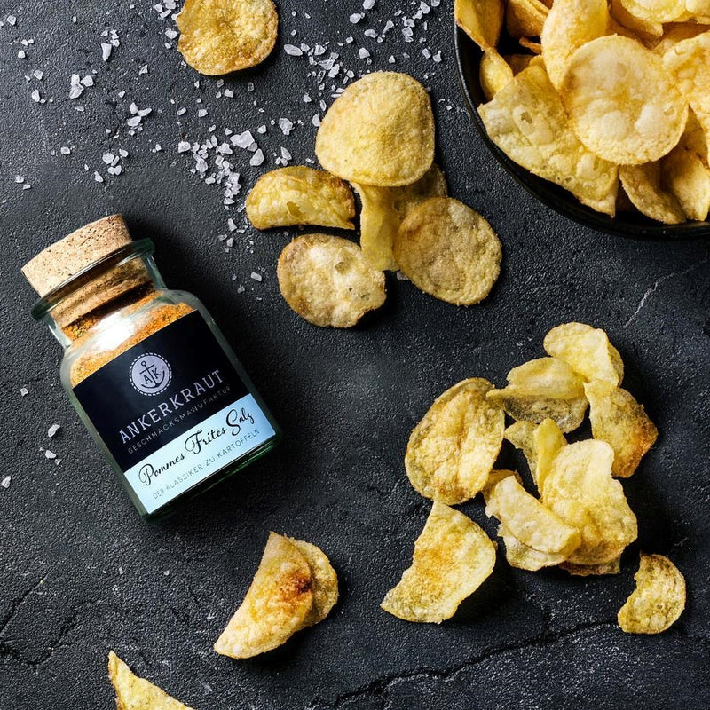 Pommes Frites Salz liegt neben Kartoffelchips