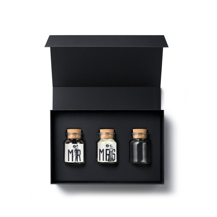 Premium Hochzeit Geschenk-Box aus schwarzem Karton mit geöffnetem Deckel und Blick auf den Inhalt.