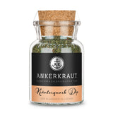 Quarkgewürz von Ankerkraut im Korkenglas auf weißem Hintergrund.
