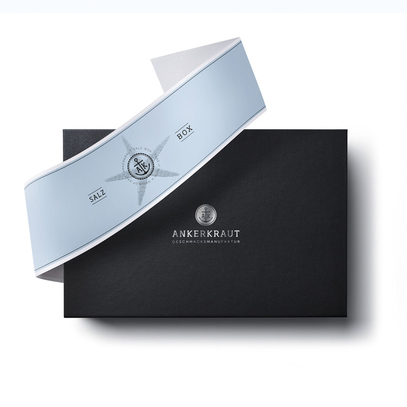 Salz Geschenk Set aus schwarzem Karton mit diagonaler Banderole.