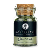 Schnittlauch getrocknet von Ankerkraut im Korkenglas auf weißem Hintergrund.