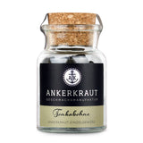 Tonkabohnen von Ankerkraut im Korkenglas auf weißem Hintergrund.